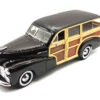 Maisto 56043 Chevrolet Fleetmaster (Woody) Bordaux 1948 Maßstab 1:18 Modellauto (NOS) -Spielwarenladen 56043 1 Chevrolet Fleetmaster Woody bordaux