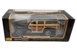 Maisto 56043 Chevrolet Fleetmaster (Woody) Bordaux 1948 Maßstab 1:18 Modellauto (NOS) -Spielwarenladen 56043 2 Chevrolet Fleetmaster Woody bordaux